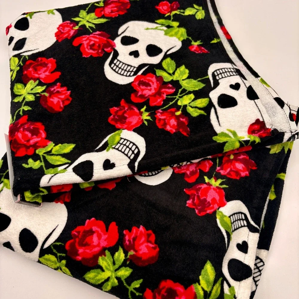 Betsey Johnson Skull and Roses Bath Towel Set 2 Pack Black Red Cotton 28x52 NEW